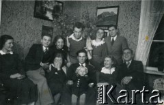 1933-1935, Polska.
Wacław Urbanowicz (stoi w środku) w towarzystwie członków rodziny i znajomych. 1. z lewej siedzi jego siostra Helena, 2. z prawej stoi siostra Aleksandra.
Fot. NN, kolekcja Wacława Urbanowicza, zbiory Ośrodka KARTA