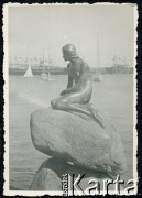 Przed 1939, Kopenhaga, Dania.
Posąg Małej Syrenki w porcie.
Fot. NN, kolekcja Wacława Urbanowicza, zbiory Ośrodka KARTA
