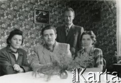 1960, Warszawa, Polska
Stoi Wacław Urbanowicz, z lewej siedzi jego siostra Helena, z prawej Aleksandra.
Fot. NN, kolekcja Wacława Urbanowicza, zbiory Ośrodka KARTA