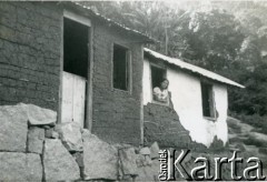 Przed 1939, Ameryka Południowa (?).
Kobieta wyglądająca przez okno.
Fot. NN, kolekcja Wacława Urbanowicza, zbiory Ośrodka KARTA