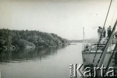 Przed 1939, brak miejsca.
Statek pasażerski płynący w pobliżu lądu.
Fot. NN, kolekcja Wacława Urbanowicza, zbiory Ośrodka KARTA