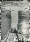 Przed 1939, Rio de Janeiro, Brazylia.
Grupa osób przy pomniku Chrystusa Odkupiciela na górze Corcovado.
Fot. NN, kolekcja Wacława Urbanowicza, zbiory Ośrodka KARTA