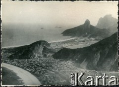 Przed 1939, Rio de Janeiro, Brazylia.
Panorama miasta, z prawej widoczna góra Głowa Cukru.
Fot. NN, kolekcja Wacława Urbanowicza, zbiory Ośrodka KARTA