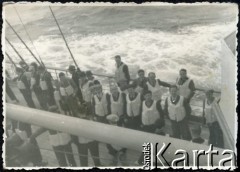 Przed 1939, brak miejsca.
Mężczyźni w kamizelkach ratunkowych na statku pasażerskim.
Fot. NN, kolekcja Wacława Urbanowicza, zbiory Ośrodka KARTA