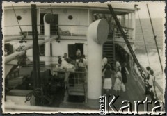Przed 1939, brak miejsca.
Statek pasażerski na pełnym morzu, widoczni pasażerowie.
Fot. NN, kolekcja Wacława Urbanowicza, zbiory Ośrodka KARTA