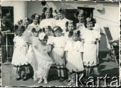 Przed 1939, brak miejsca.
Grupa dzieci na pokładzie statku.
Fot. NN, kolekcja Wacława Urbanowicza, zbiory Ośrodka KARTA