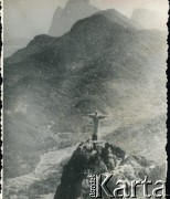 Przed 1939, Rio de Janeiro, Brazylia.
Wzgórza otaczające miasto, widoczny pomnik Chrystusa Odkupiciela na górze Corcovado.
Fot. NN, kolekcja Wacława Urbanowicza, zbiory Ośrodka