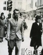 Maj 1940, Wielka Brytania.
Wacław Urbanowicz na ulicy miasta.
Fot. NN, kolekcja Wacława Urbanowicza, zbiory Ośrodka KARTA
