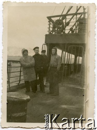 Zima 1939/1940, Nowa Funlandia, Kanada.
Grupa marynarzy na pokładzie 