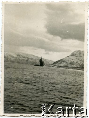 Kwiecień 1940, Westfjord, Norwegia.
Bombardowanie norweskiego tankowca. Fotografia wykonana z pokładu MS 