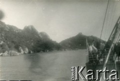 Przed 1939, brak miejsca.
Statek pasażerski płynący w pobliżu lądu.
Fot. NN, kolekcja Wacława Urbanowicza, zbiory Ośrodka KARTA