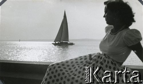 1957, Balaton, Węgry.
Irena Janasne (?) na jeziorze.
Fot. NN, kolekcja Wacława Urbanowicza, zbiory Ośrodka KARTA