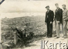 Prawdopodobnie przed 1939, brak miejsca
Mężczyźni na wzgórzu, na dole panorama miasta.
Fot. NN, kolekcja Wacława Urbanowicza, zbiory Ośrodka