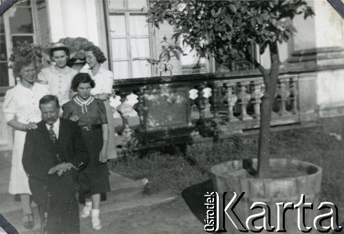 1938, Wilanów koło Warszawy, Polska.
Grupa osób przed muzeum. Siedzi Adolf Urbanowicz, 1. z lewej stoi jego córka Adela, 2. z prawej Helena. Urbanowicz pracował u hrabiego Adama Branickiego, właściciela Wilanowa. Był kamerdynerem Branickim oraz przewodnikiem w wilanowskim muzeum.
Fot. NN, kolekcja Wacława Urbanowicza, zbiory Ośrodka KARTA