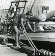 1939, brak  miejsca.
Mężczyźni przy łodzi zacumowanej przy brzegu.
Fot. NN, kolekcja Wacława Urbanowicza, zbiory Ośrodka KARTA