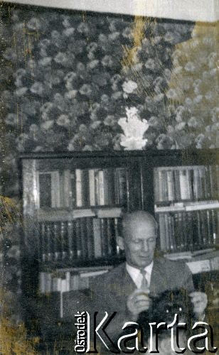 1970, Warszawa, Polska.
Wacław Urbanowicz z psem.
Fot. NN, kolekcja Wacława Urbanowicza, zbiory Ośrodka KARTA