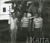 Koniec lat 50. - początek lat 70, Cejlon.
Wacław Urbanowicz (1. z lewej) w towarzystwie dwóch mężczyzn.
Fot. NN, kolekcja Wacława Urbanowicza, zbiory Ośrodka KARTA