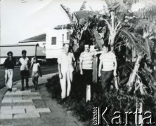 Koniec lat 50. - początek lat 70, Cejlon.
Wacław Urbanowicz (1. z lewej) w towarzystwie dwóch mężczyzn, z lewej przechodzą dzieci.
Fot. NN, kolekcja Wacława Urbanowicza, zbiory Ośrodka KARTA