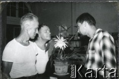 Lata 60. lub lata 70., Szanghaj, Chiny.
Wacław Urbanowicz (1. z lewej) przy kwiecie 