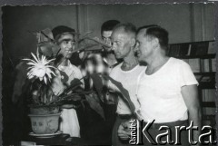 Lata 60. lub lata 70., Szanghaj, Chiny.
Wacław Urbanowicz (2. z prawej) przy kwiecie 