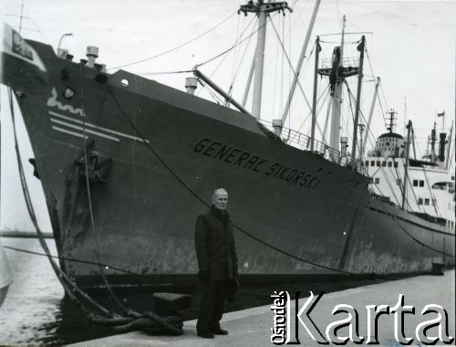 1970, Gdynia, Polska.
Wacław Urbanowicz przy statku 
