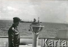 Kwiecień 1970, brak miejsca.
Wacław Urbanowicz na pokładzie statku. Karierę marynarską rozpoczął w 1936 roku na statkach pasażerskich GAL-u (Gdynia-Ameryka Linie Żeglugowe S.A): SS 