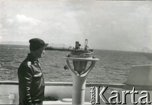 Kwiecień 1970, brak miejsca.
Wacław Urbanowicz na pokładzie statku. Karierę marynarską rozpoczął w 1936 roku na statkach pasażerskich GAL-u (Gdynia-Ameryka Linie Żeglugowe S.A): SS 