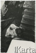 1973, brak miejsca.
Członek załogi statku przy pracy.
Fot. NN, kolekcja Wacława Urbanowicza, zbiory Ośrodka KARTA