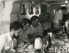 1972-1973, brak  miejsca.
Członkowie załogi statku podczas posiłku, 4. z lewej siedzi Wacław Urbanowicz.
Fot. NN, kolekcja Wacława Urbanowicza, zbiory Ośrodka KARTA