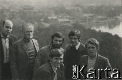 Listopad 1972, Chiny.
Członkowie załogi polskiego, 2 z lewej stoi Wacław Urbanowicz.
Fot. NN, kolekcja Wacława Urbanowicza, zbiory Ośrodka KARTA