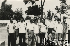1972-1973, Chiny.
Członkowie załogi polskiego statku z Chińczykami, 4. z lewej stoi Wacław Urbanowicz.
Fot. NN, kolekcja Wacława Urbanowicza, zbiory Ośrodka KARTA
