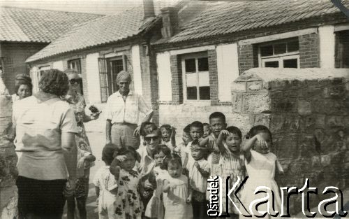 1972-1973, Chiny.
Wacław Urbanowicz (stoi z tyłu) z dziećmi.
Fot. NN, kolekcja Wacława Urbanowicza, zbiory Ośrodka KARTA