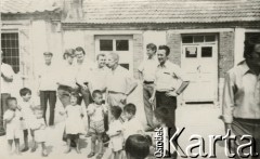1972-1973, Chiny.
Członkowie załogi polskiego statku z dziećmi. 4. z prawej stoi Wacław Urbanowicz.
Fot. NN, kolekcja Wacława Urbanowicza, zbiory Ośrodka KARTA