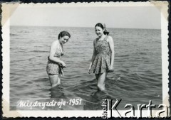 1951, Międzyzdroje, Polska.
Kobiety w morzu.
Fot. NN, kolekcja Wacława Urbanowicza, zbiory Ośrodka KARTA