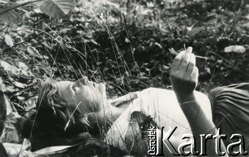 1952, Polska.
Kobieta leżąca na trawie.
Fot. NN, kolekcja Wacława Urbanowicza, zbiory Ośrodka KARTA