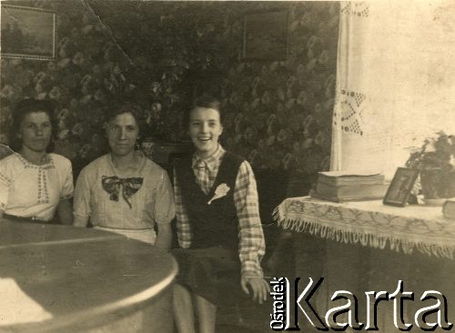 Około 1939, Wilanów koło Warszawy, Polska.
Z lewej siedzą siostry Wacława Urbanowicza: Helena i Aleksandra.
Fot. NN, kolekcja Wacława Urbanowicza, zbiory Ośrodka KARTA