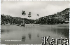 Jezioro Kandy, Kandy, Cejlon (Sri Lanka).
Wyspa na jeziorze.
Fot. NN, kolekcja Wacława Urbanowicza, zbiory Ośrodka KARTA