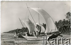 Cejlon (Sri Lanka).
Łodzie rybackie na plaży.
Fot. NN, kolekcja Wacława Urbanowicza, zbiory Ośrodka KARTA