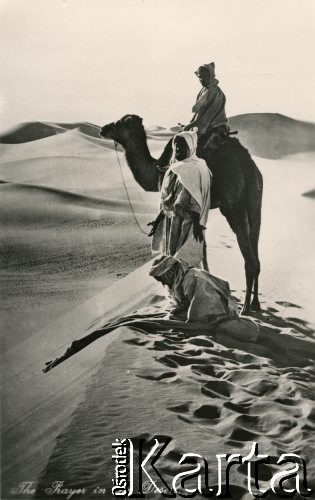 Egipt (?), Afryka.
Modlitwa na pustyni.
Fot. NN, kolekcja Wacława Urbanowicza, zbiory Ośrodka KARTA