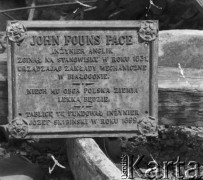 Prawdopodobnie lata 50., Białogon k. Kielc, woj. kieleckie, Polska.
Tablica poświęcona angielskiemu inżynierowi Johnowi Founs Pace, który zginął w 1831 r. Został sprowadzony do pracy w Fabryce Maszyn powstałej w 1827 r. w miejscu dawnej huty 
