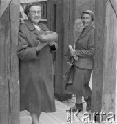 1-2.05.1959, Białowieża, woj. białostockie, Polska.
Kobiety podczas wycieczki prasowej do Białowieskiego Parku Narodowego. Z tyłu zdjęcia napis: 