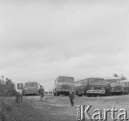 1960, Biskupin, Polska. 
Parking przy osadzie Biskupin.
Fot. Jerzy Konrad Maciejewski, zbiory Ośrodka KARTA.