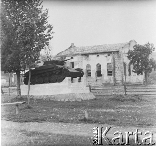 Lata 50., Baligród, Bieszczady, Polska.
Pomnik-czołg T-70 stoi na rynku. Był to czołg używany do walki z Ukraińską Powstańczą Armią (UPA) po 1945 r.  
Fot. Jerzy Konrad Maciejewski, zbiory Ośrodka KARTA.
