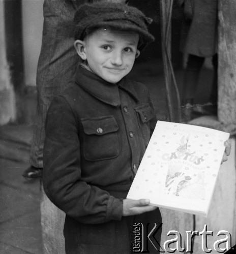 2.04.1950, Bojadła, woj. zielonogórskie, Polska.
Chłopczyk trzyma w ręku książkę dla dzieci 