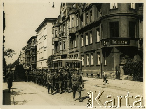 1938, Bytom, III Rzesza Niemiecka.
Oddział żołnierzy Wehrmachtu maszeruje ulicą.  
Fot. Jerzy Konrad Maciejewski, zbiory Ośrodka KARTA