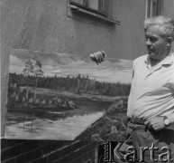 1970, Ciechanów, woj. warszawskie, Polska.
Miejscowy artysta Witold Kunkiel pokazuje swój obraz 