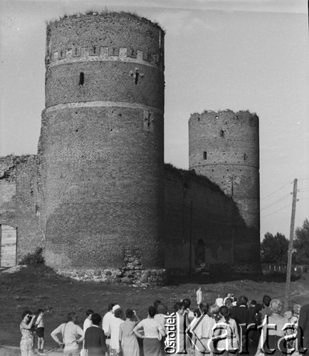 1970, Ciechanów, woj. warszawskie, Polska.
Turyści zwiedzają ruiny zamku. Zamek książąt mazowieckich powstał w XIV w., był wielokrotnie przebudowywany. Podczas 