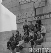1970, Gdańsk, woj. gdańskie, Polska.
Uczestnicy wycieczki siedzą na schodach pod Pomnikiem Obrońców Wybrzeża na Westerplatte. Monument, który powstał w 1966 r. upamiętnia polskich żołnierzy, którzy walczyli na wybrzeżu we wrześniu 1939 r.
Fot. Jerzy Konrad Maciejewski, zbiory Ośrodka KARTA