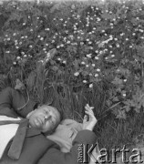 1970, Gdańsk, woj. gdańskie, Polska.
Odpoczynek. Mężczyzna leży na łące i pali papierosa.
Fot. Jerzy Konrad Maciejewski, zbiory Ośrodka KARTA
