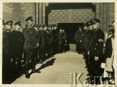 Sierpień 1939, Wolne Miasto Gdańsk. 
Asysta honorowa członków niemieckiej Waffen-SS stoi przed wejściem do Kościoła św. Katarzyny, w którym odbywa się ślub.
Fot. Jerzy Konrad Maciejewski, zbiory Ośrodka KARTA